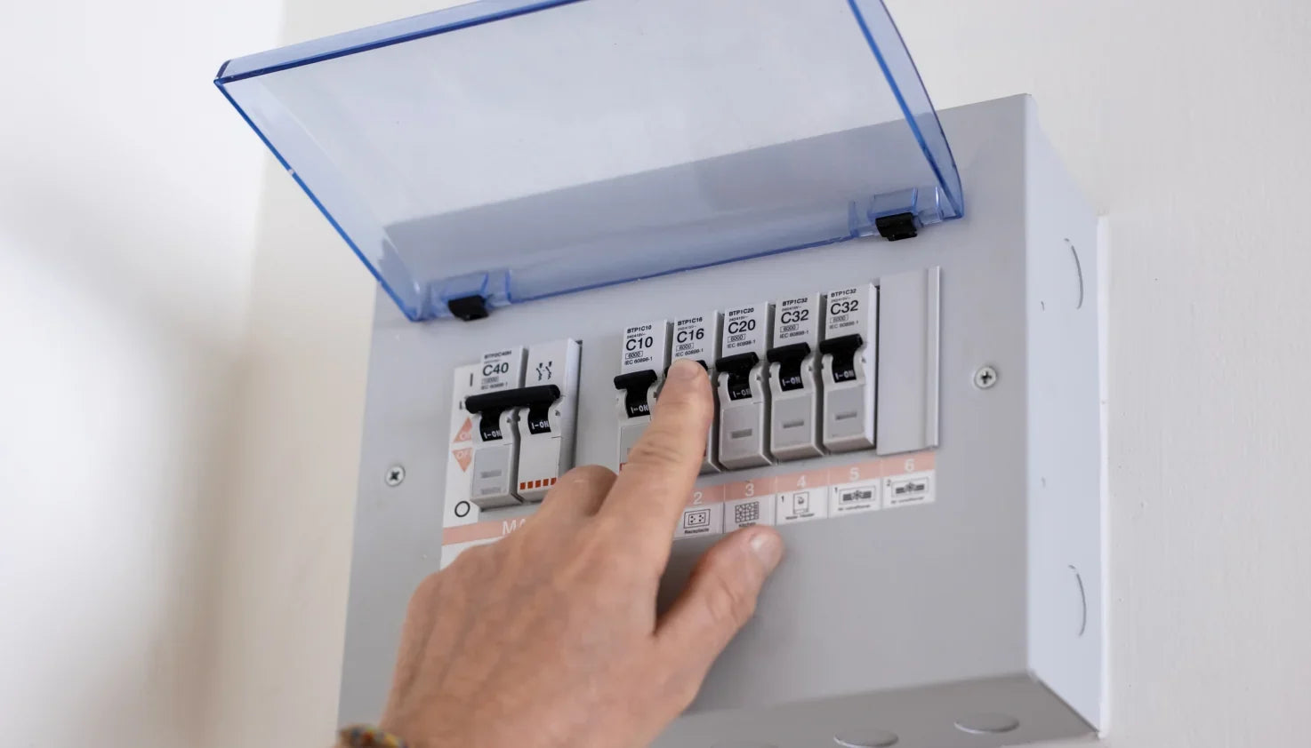 How to Cool a Room During a Power Outage: What Actually Works